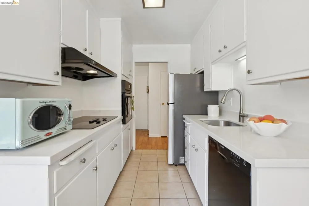 94 Bayo Vista Ave #204 Oakland, CA 94611