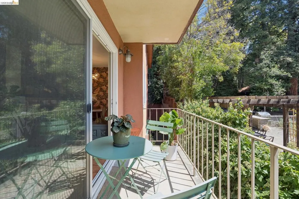 94 Bayo Vista Ave #204 Oakland, CA 94611