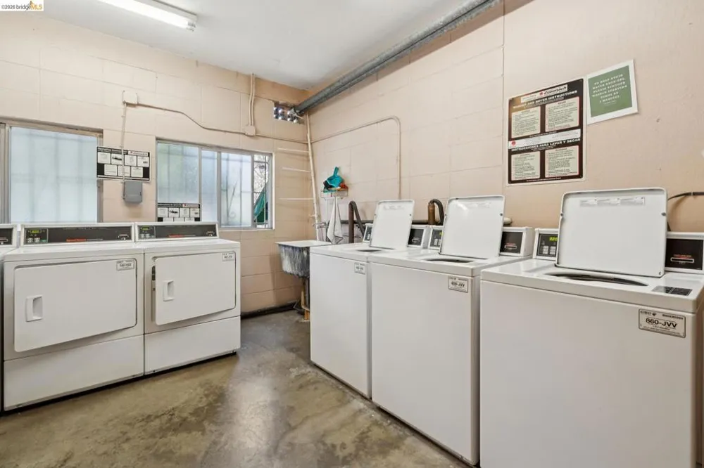 94 Bayo Vista Ave #204 Oakland, CA 94611