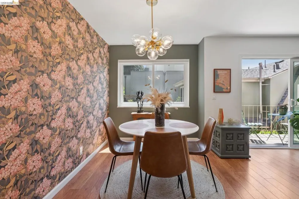 94 Bayo Vista Ave #204 Oakland, CA 94611