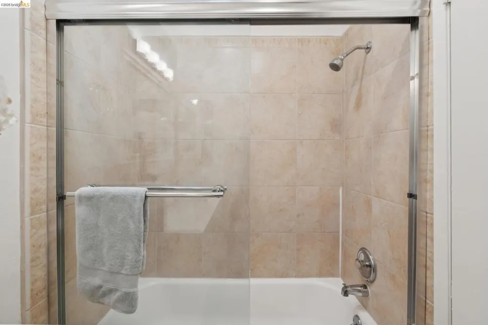 94 Bayo Vista Ave #204 Oakland, CA 94611