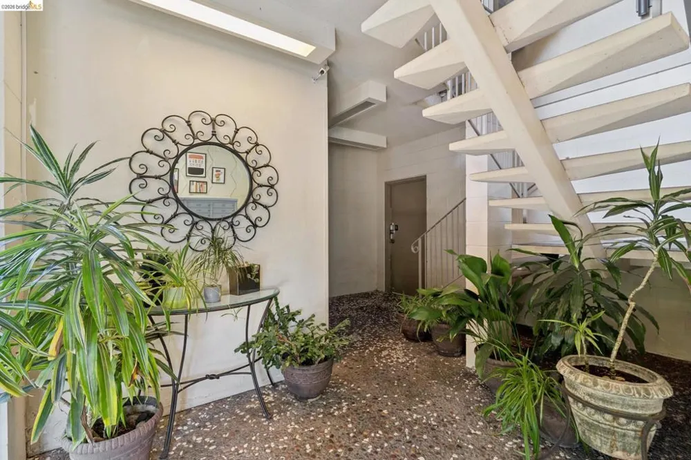94 Bayo Vista Ave #204 Oakland, CA 94611