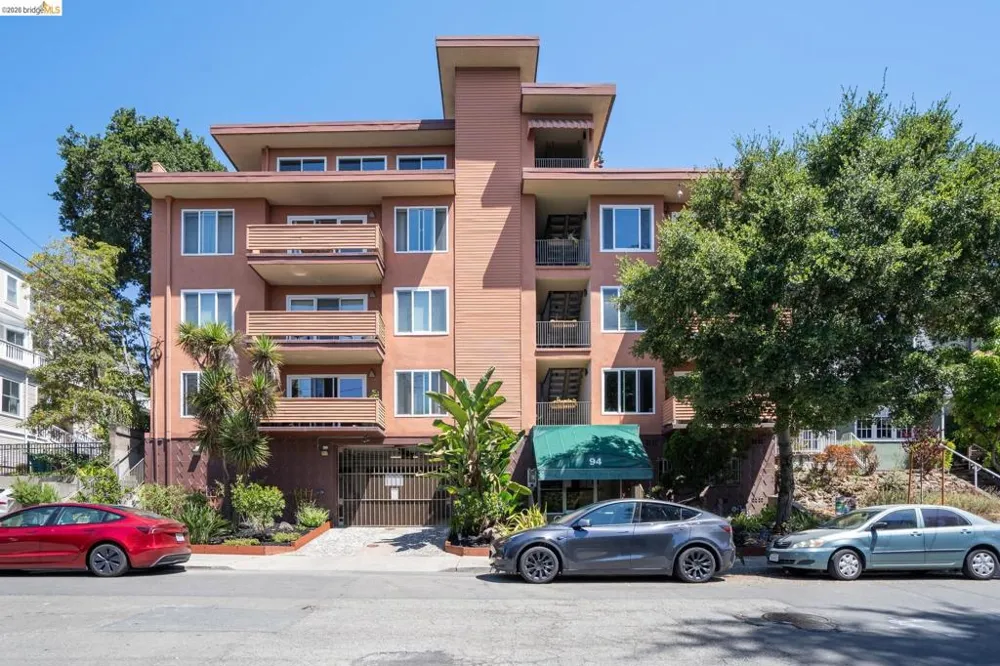 94 Bayo Vista Ave #204 Oakland, CA 94611