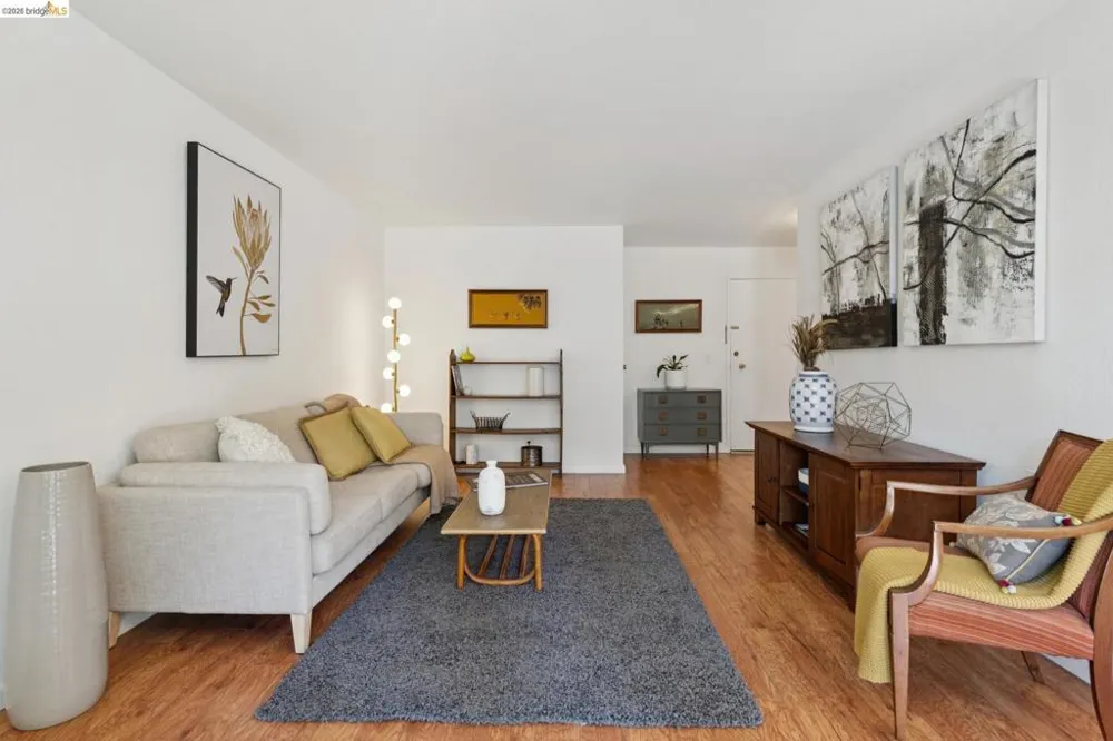94 Bayo Vista Ave #204 Oakland, CA 94611