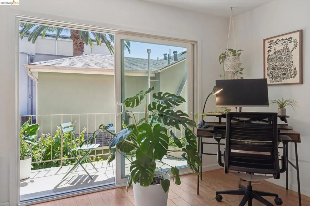 94 Bayo Vista Ave #204 Oakland, CA 94611