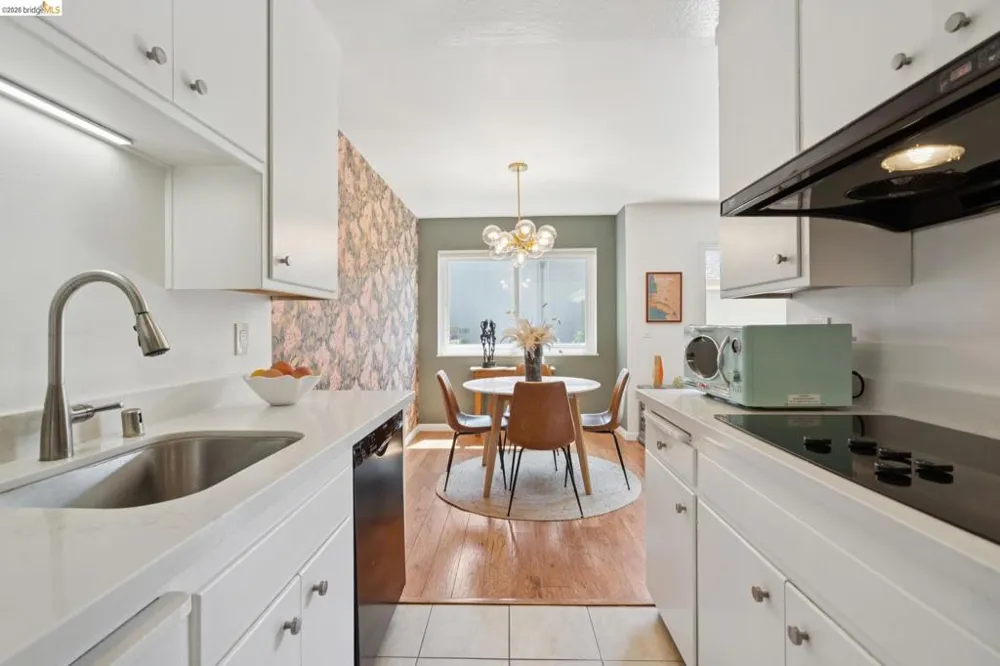 94 Bayo Vista Ave #204 Oakland, CA 94611