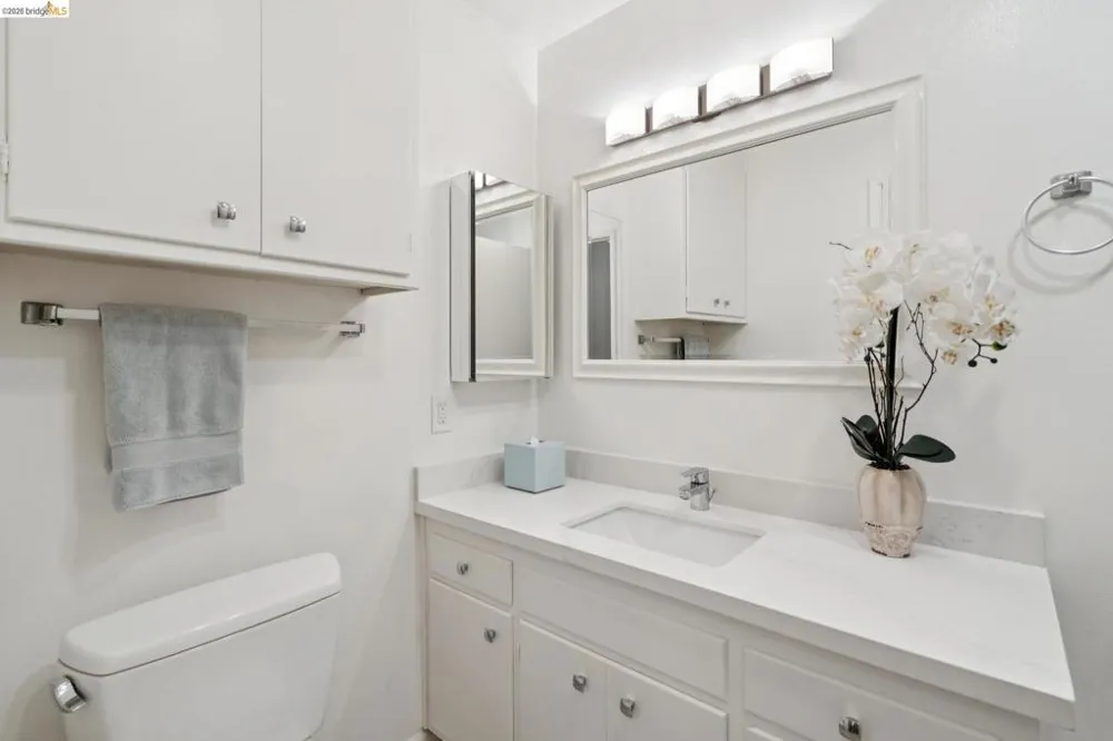 94 Bayo Vista Ave #204 Oakland, CA 94611