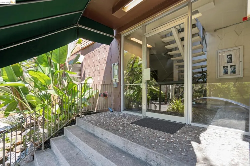 94 Bayo Vista Ave #204 Oakland, CA 94611