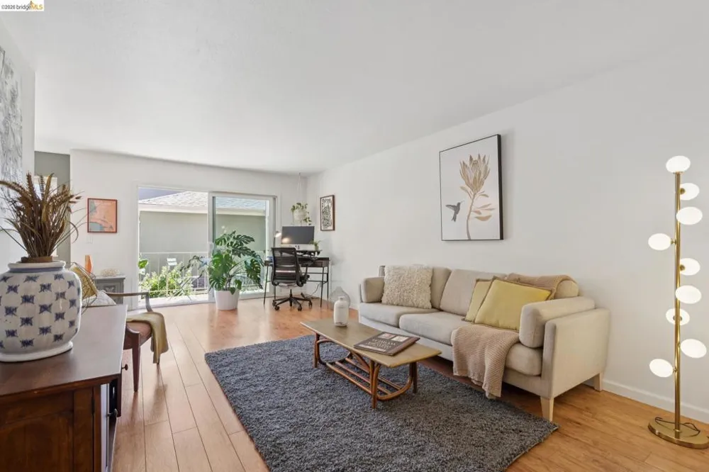 94 Bayo Vista Ave #204 Oakland, CA 94611