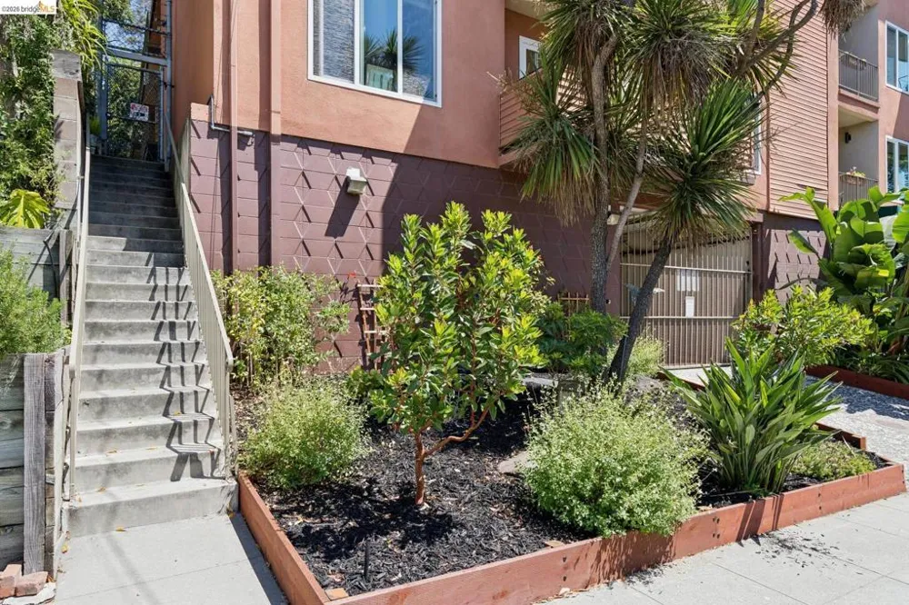 94 Bayo Vista Ave #204 Oakland, CA 94611