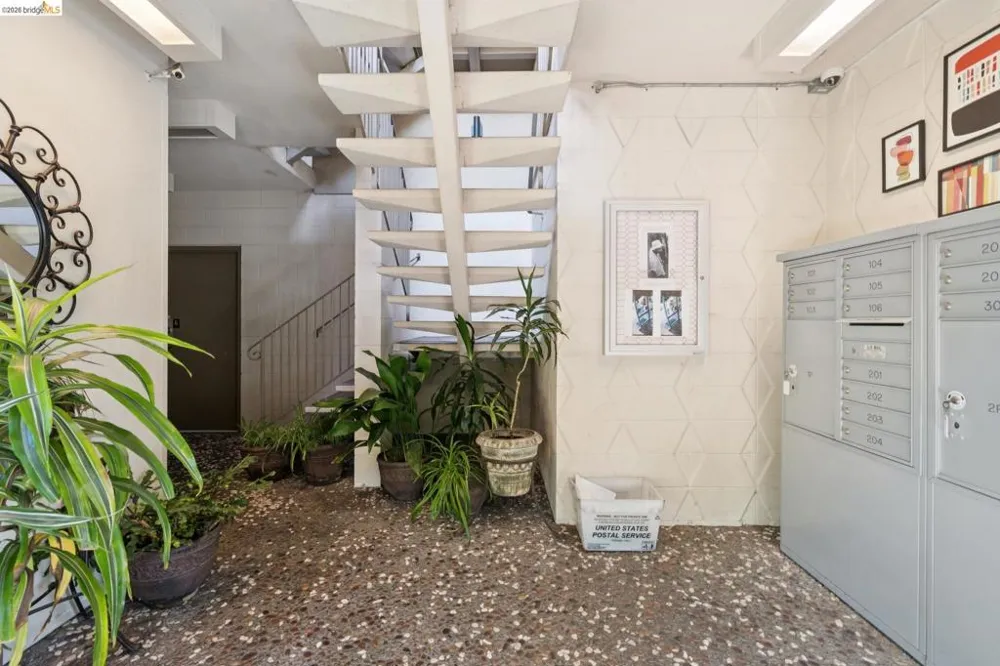 94 Bayo Vista Ave #204 Oakland, CA 94611