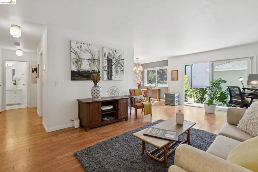 94 Bayo Vista Ave #204 Oakland, CA 94611