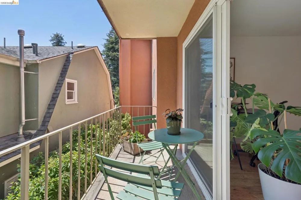94 Bayo Vista Ave #204 Oakland, CA 94611