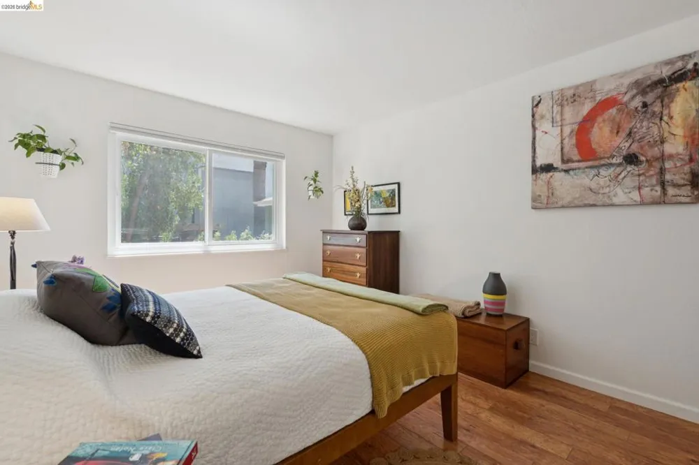 94 Bayo Vista Ave #204 Oakland, CA 94611