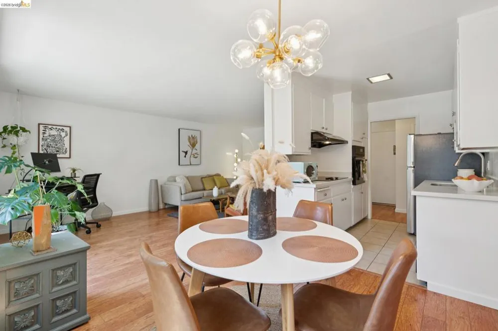 94 Bayo Vista Ave #204 Oakland, CA 94611
