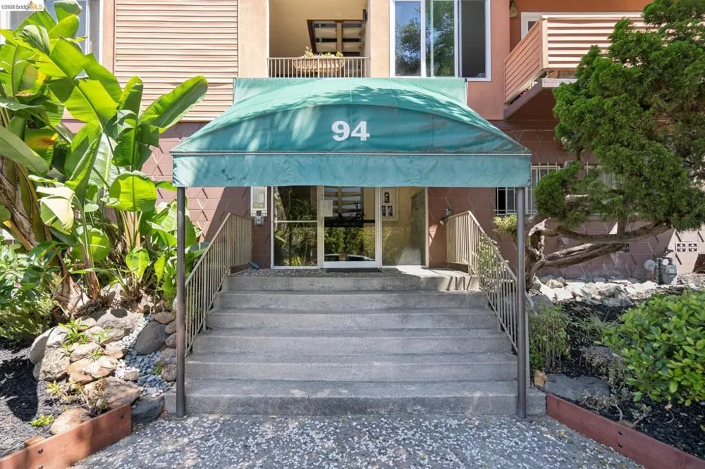 94 Bayo Vista Ave #204 Oakland, CA 94611