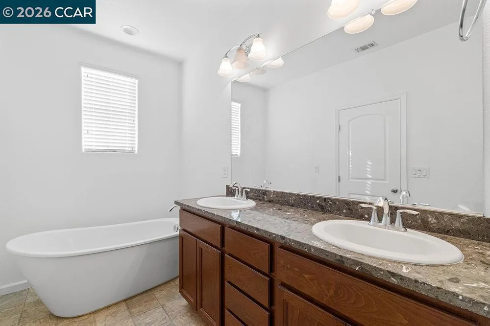 7832 Acorri Walk Sacramento, CA 95823