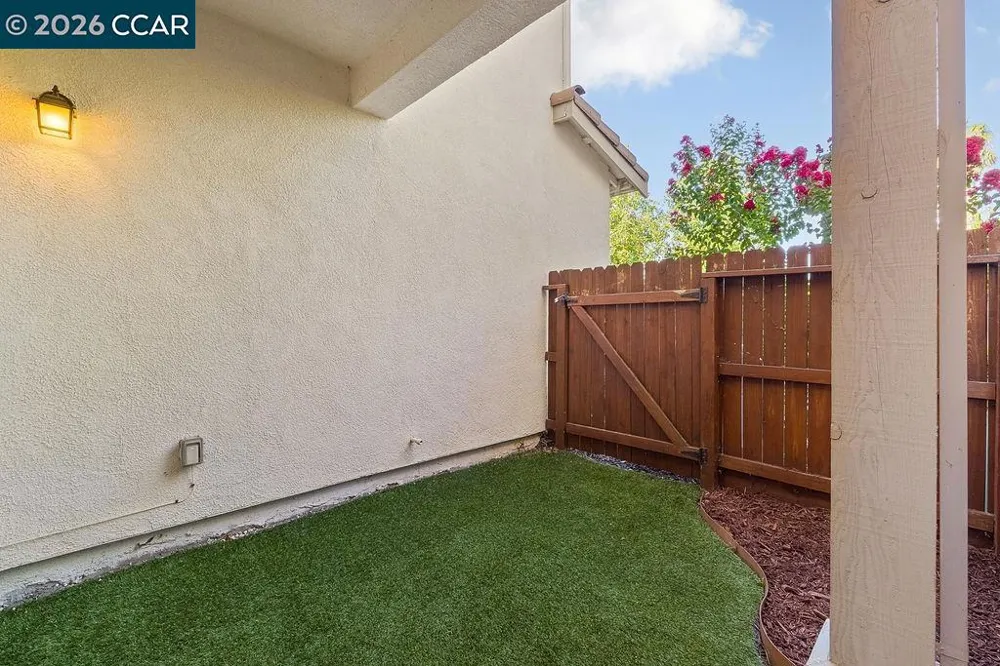 7832 Acorri Walk Sacramento, CA 95823