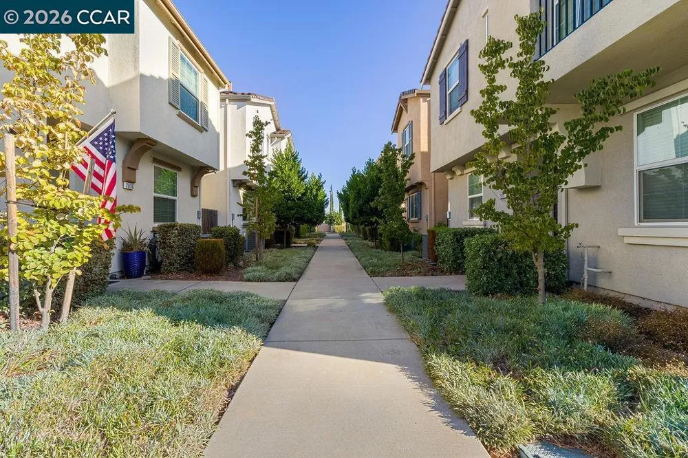 7832 Acorri Walk Sacramento, CA 95823