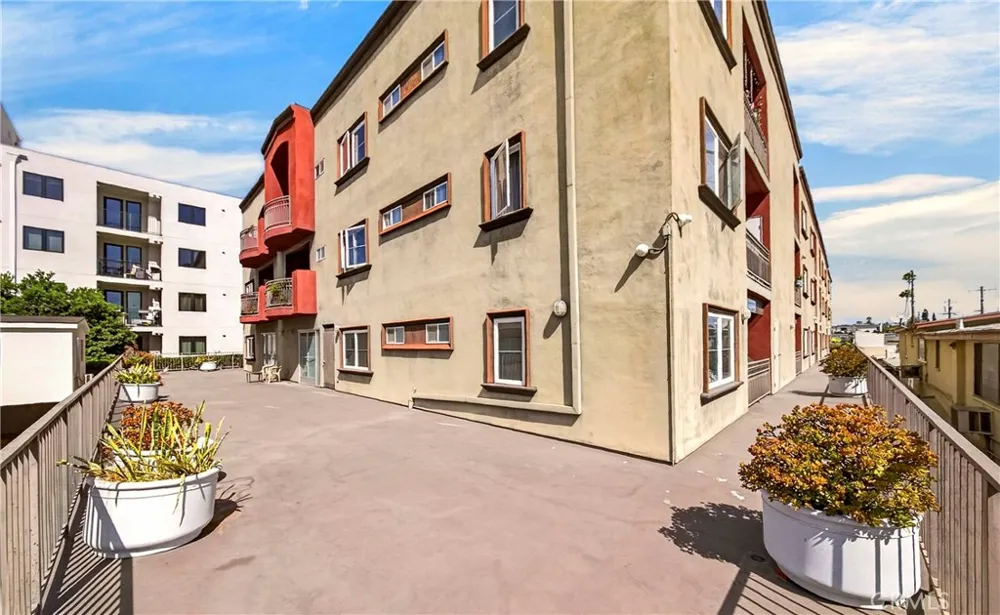 11124 Burbank Boulevard #108 North Hollywood, CA 91601