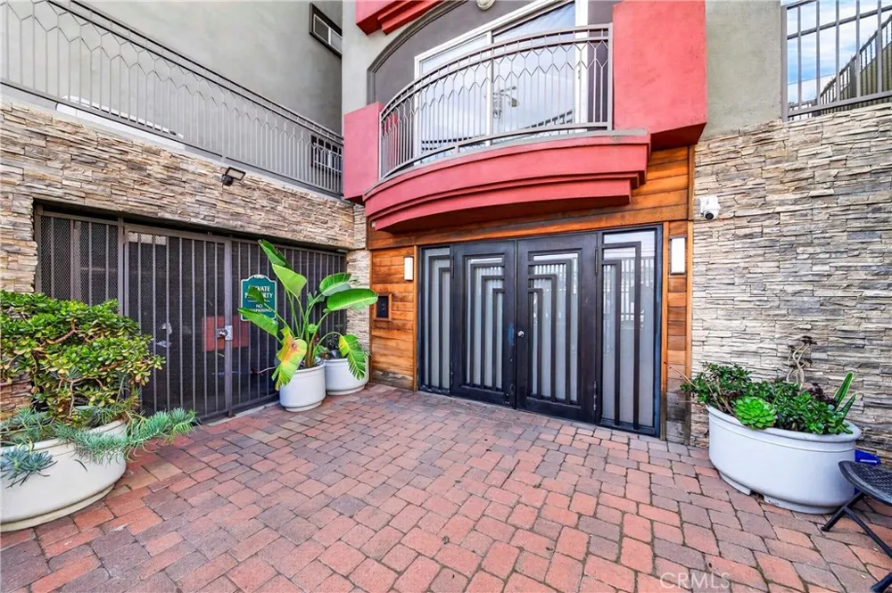11124 Burbank Boulevard #108 North Hollywood, CA 91601