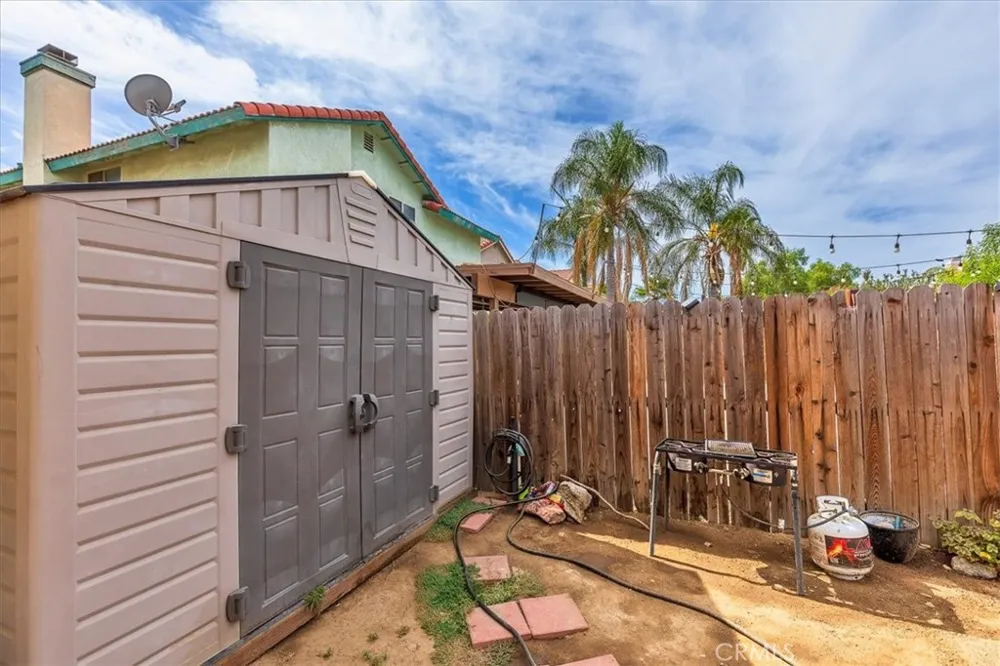 754 De La Luz Perris, CA 92571