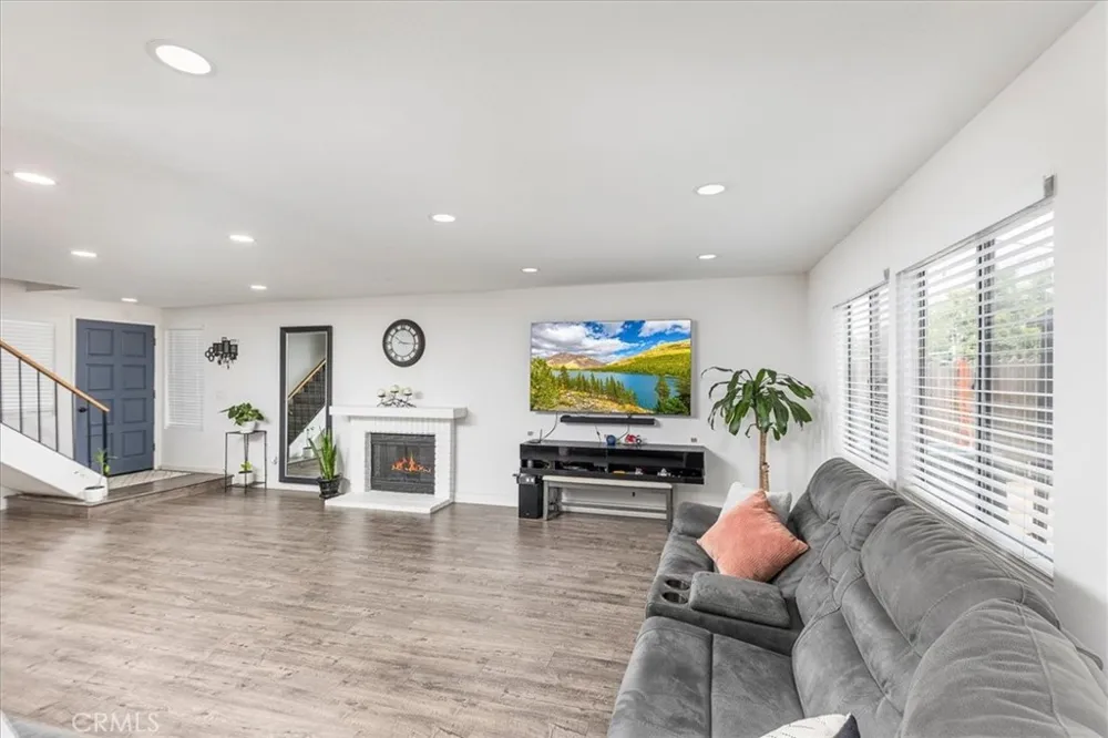 754 De La Luz Perris, CA 92571