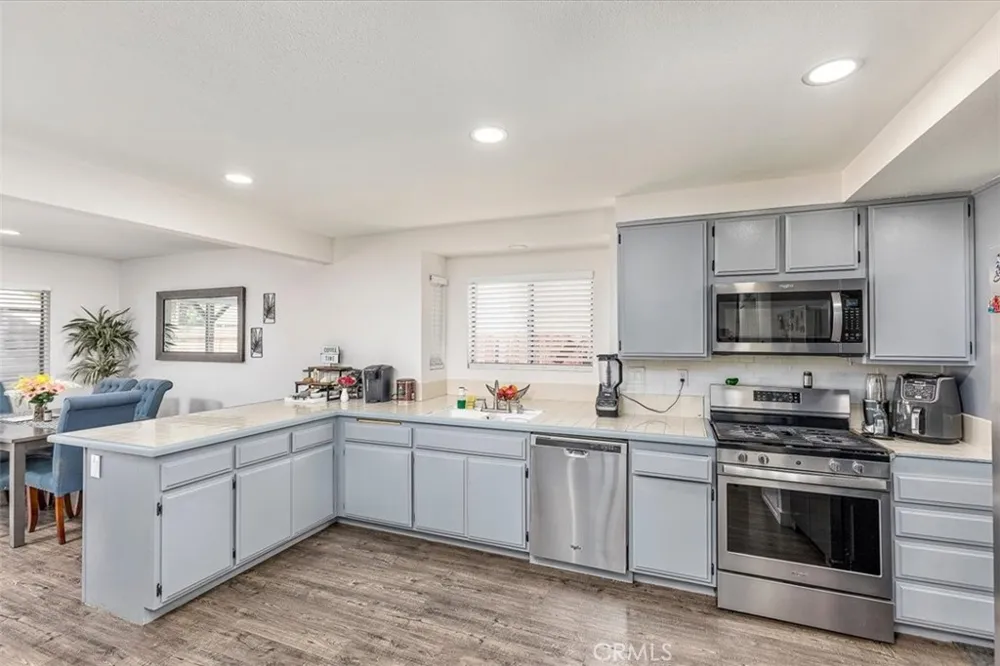 754 De La Luz Perris, CA 92571