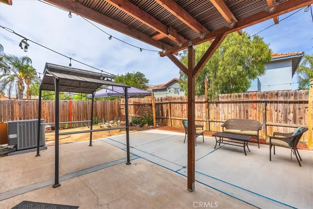 754 De La Luz Perris, CA 92571