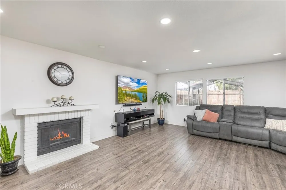 754 De La Luz Perris, CA 92571