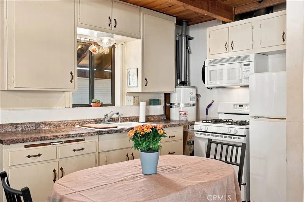 2673 Soutar Running Springs, CA 92382