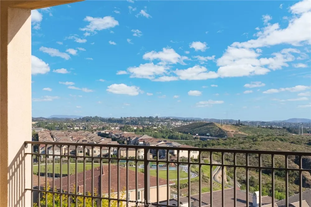 1132 Summit Oak Lake Forest, CA 92679