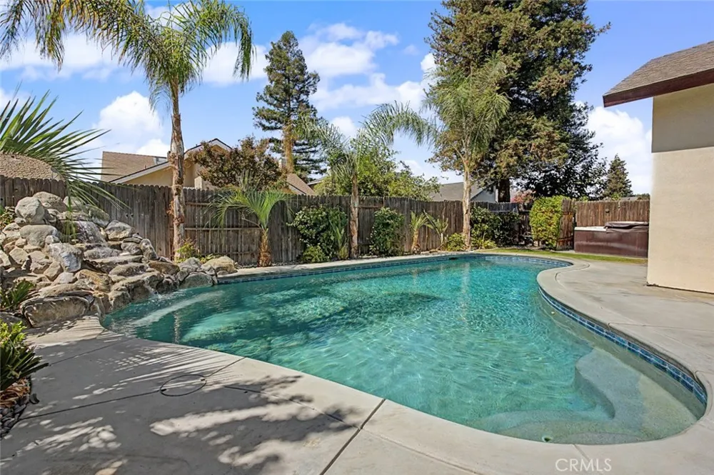 6501 Ambergrove Bakersfield, CA 93313