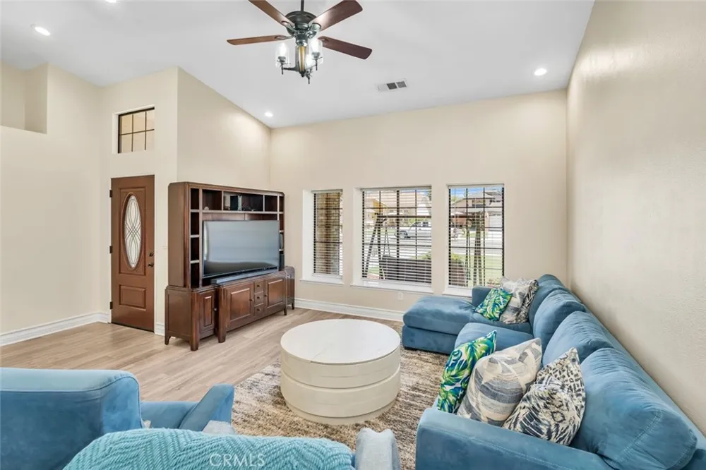 6501 Ambergrove Bakersfield, CA 93313