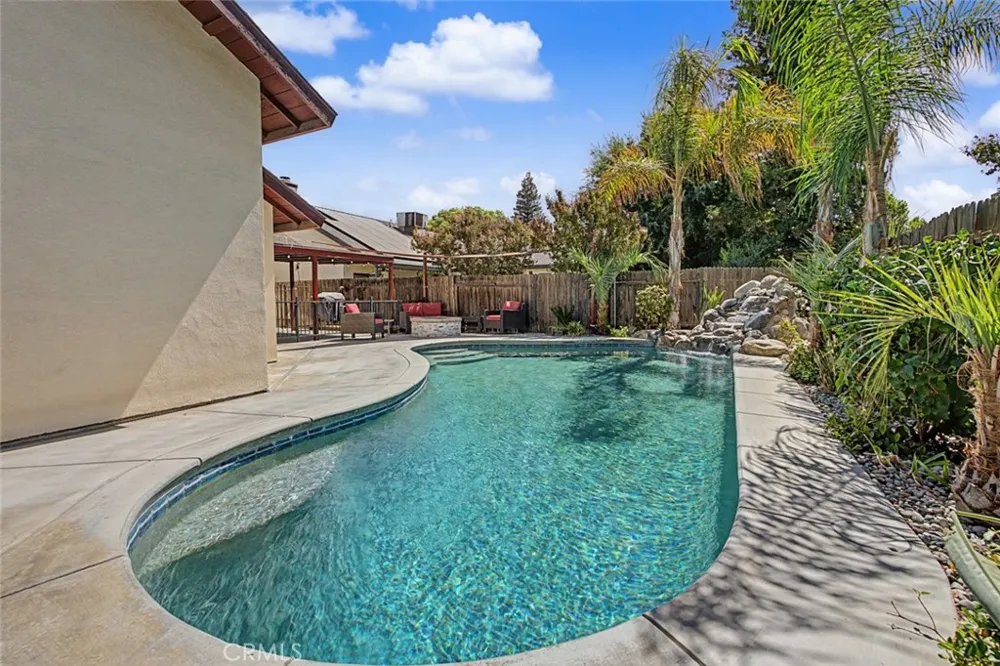 6501 Ambergrove Bakersfield, CA 93313