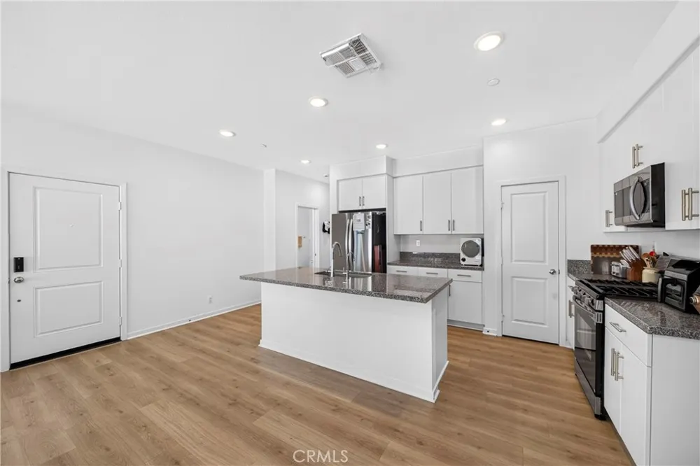 306 Vista Drive #103 La Habra, CA 90631