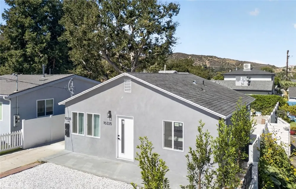 10335 Scoville Avenue Sunland, CA 91040