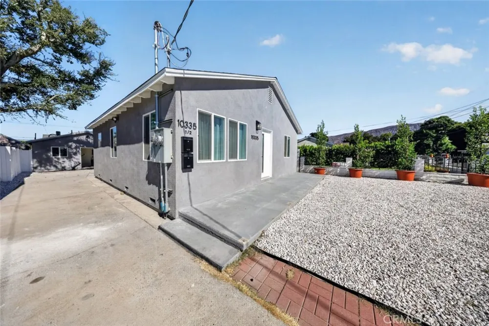 10335 Scoville Avenue Sunland, CA 91040