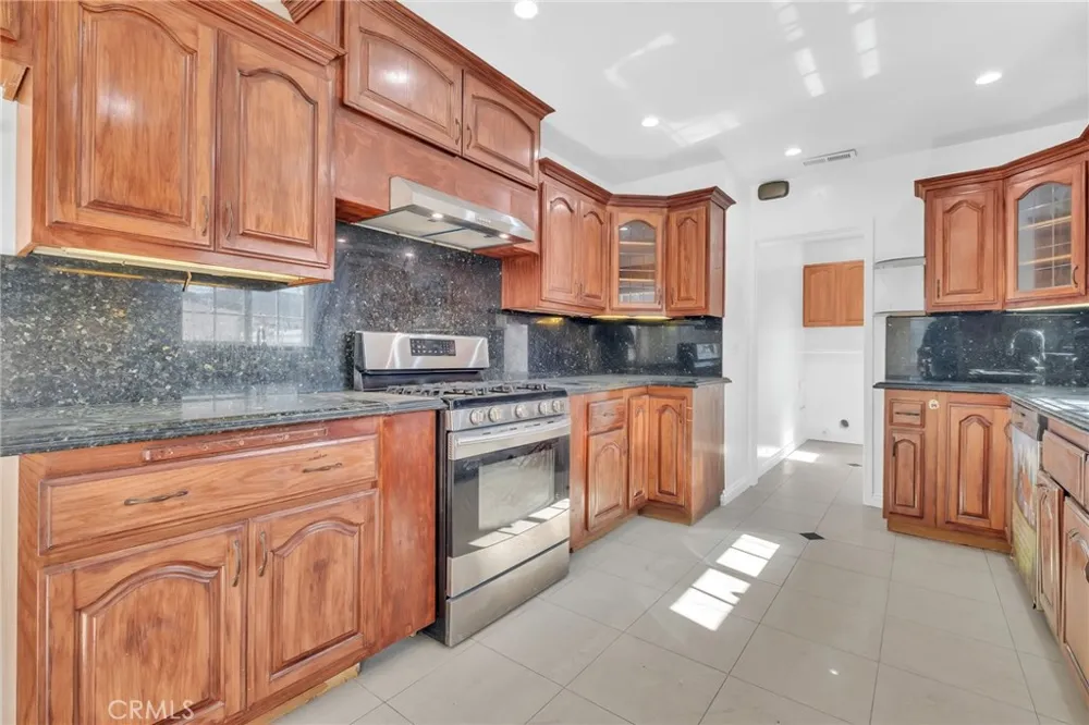 11945 209th Lakewood, CA 90715