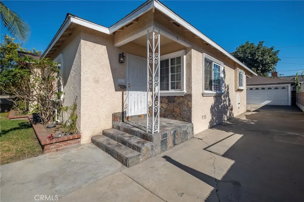 11945 209th Lakewood, CA 90715