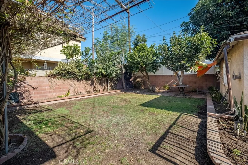 11945 209th Lakewood, CA 90715