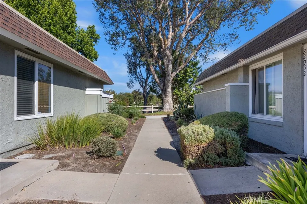 22932 Via Pimiento Mission Viejo, CA 92691