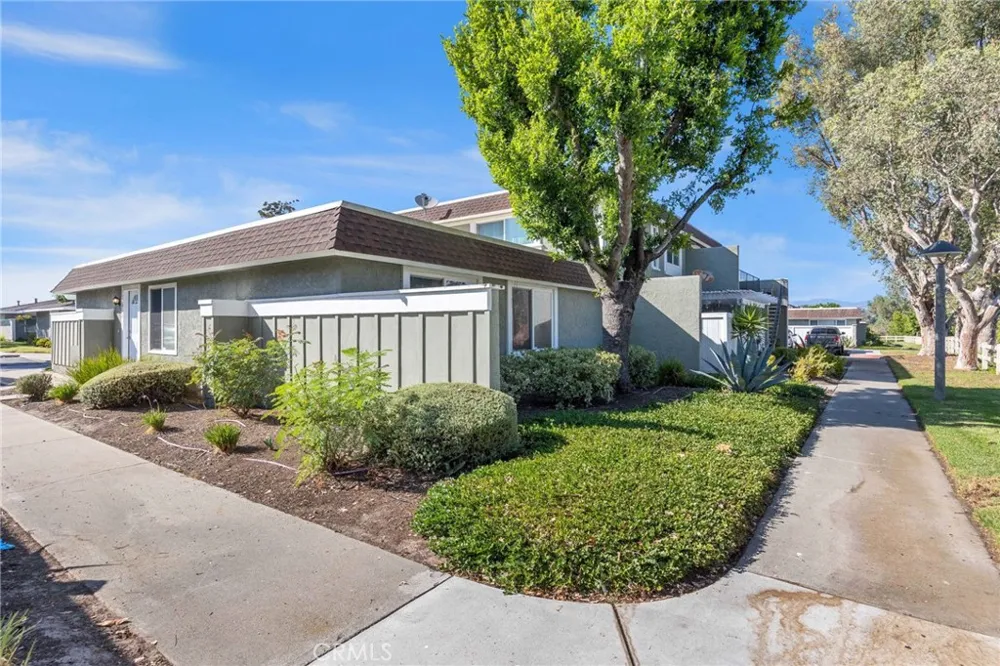 22932 Via Pimiento Mission Viejo, CA 92691