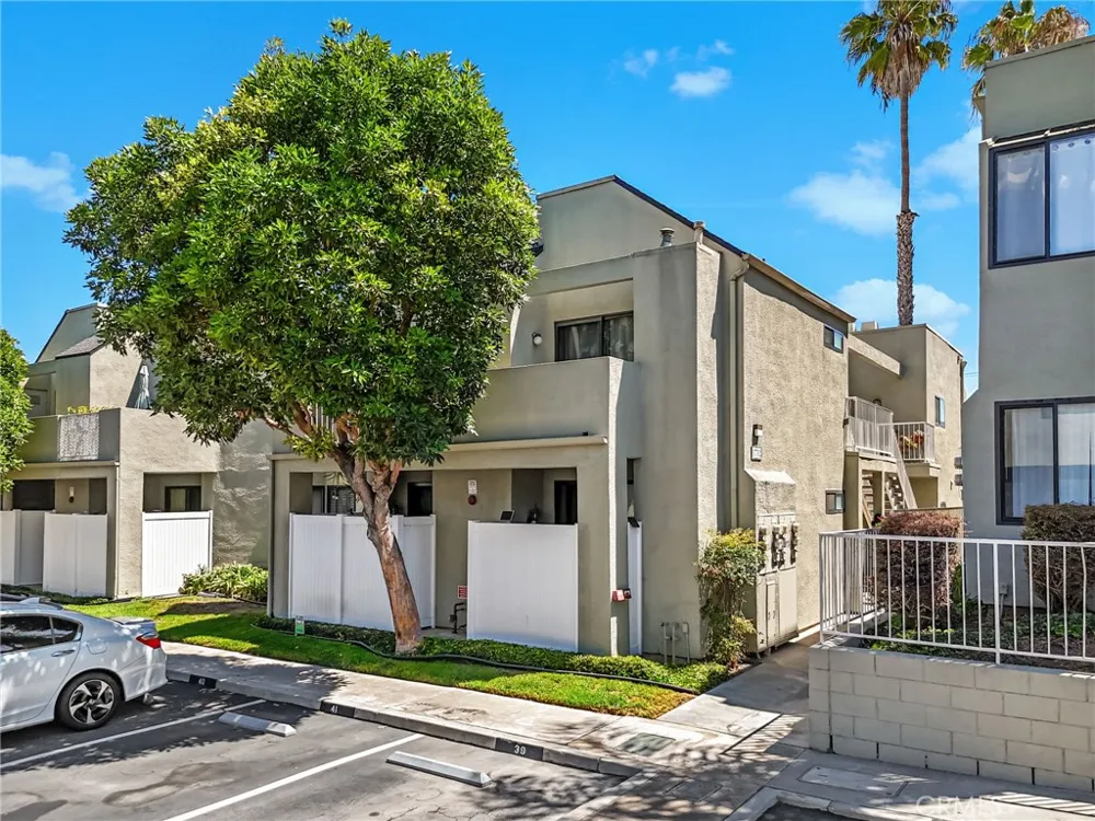 17702 Sergio Circle #102 Huntington Beach, CA 92647
