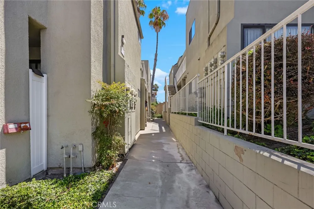 17702 Sergio Circle #102 Huntington Beach, CA 92647
