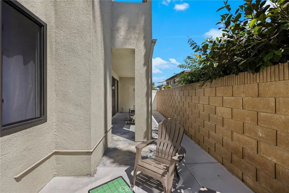 17702 Sergio Circle #102 Huntington Beach, CA 92647