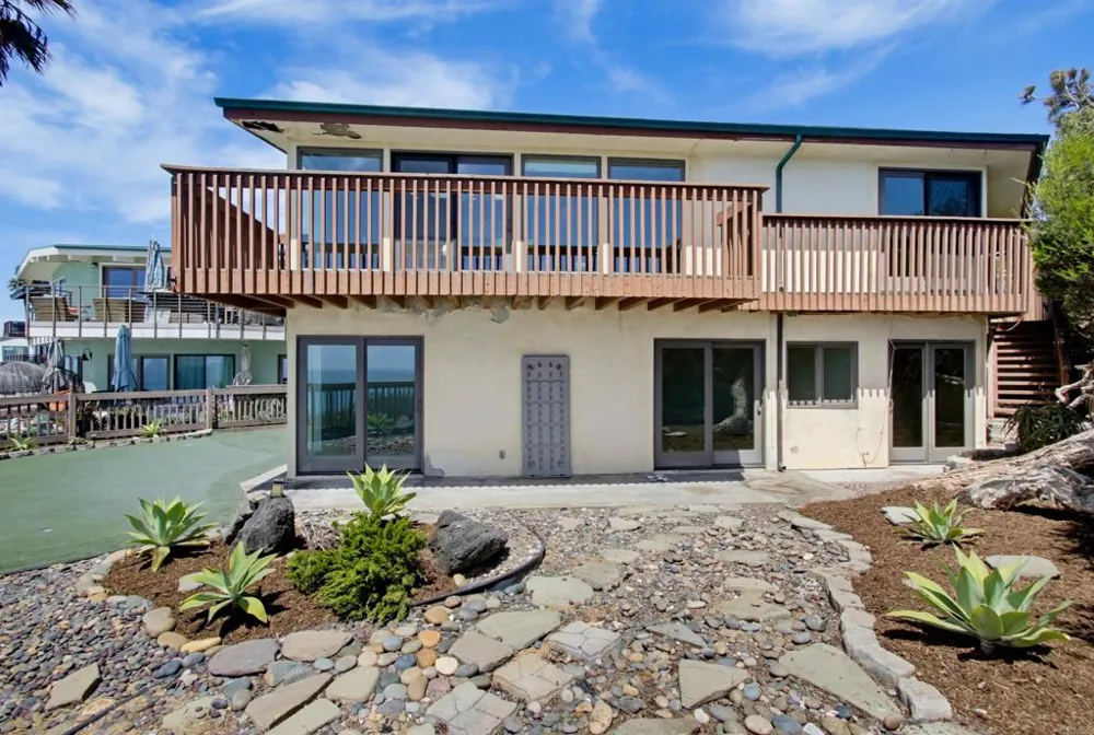 1660 Neptune Avenue Encinitas, CA 92024