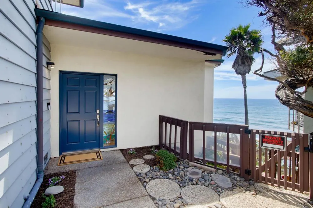 1660 Neptune Avenue Encinitas, CA 92024