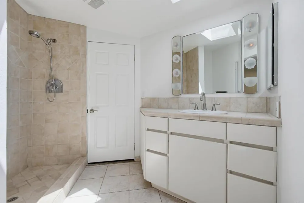 1660 Neptune Avenue Encinitas, CA 92024