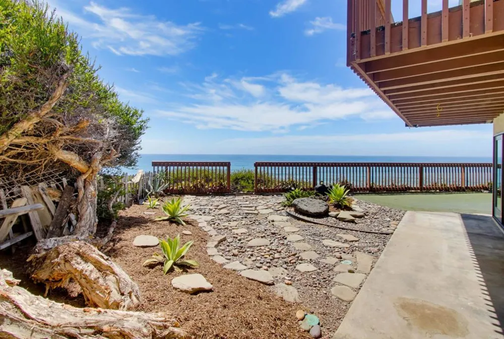 1660 Neptune Avenue Encinitas, CA 92024